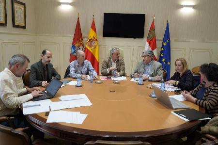 Imagen El prejurado del Premio Internacional de Poesía Jaime Gil de Biedma de la Diputación selecciona dieciséis obras finalistas para la...
